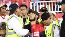 Pimpinan Media Halmahera Post, Firjal Usdek saat diamankan tim steward di Stadion GKR.