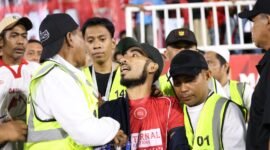 Pimpinan Media Halmahera Post, Firjal Usdek saat diamankan tim steward di Stadion GKR.