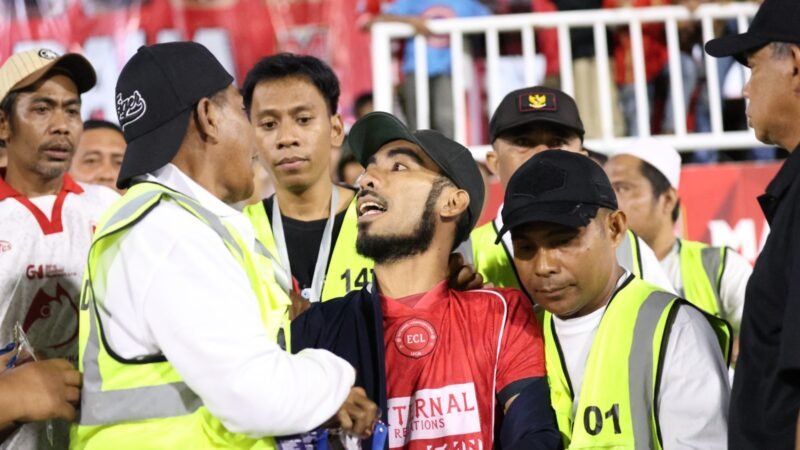 Pimpinan Media Halmahera Post, Firjal Usdek saat diamankan tim steward di Stadion GKR.
