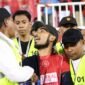 Pimpinan Media Halmahera Post, Firjal Usdek saat diamankan tim steward di Stadion GKR.