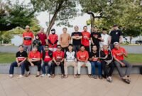 Fens Manchester United Kota Ternate dalam kegiatan berbagi takjil di Land Mark 