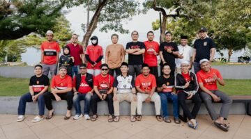 Fens Manchester United Kota Ternate dalam kegiatan berbagi takjil di Land Mark 