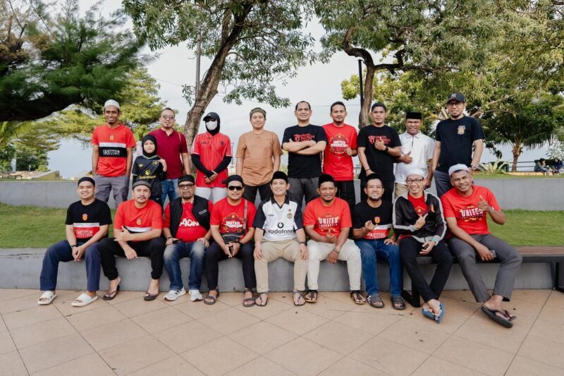 Fens Manchester United Kota Ternate dalam kegiatan berbagi takjil di Land Mark 