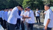 Bupati Halsel Bassam Kasuba usai memimpin apel perdana pasca lebaran dilanjutkan dengan Halal bihalal yang berlangsung hangat dan penuh keakraban. || dok : Ridal/Kasedata