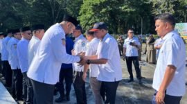 Bupati Halsel Bassam Kasuba usai memimpin apel perdana pasca lebaran dilanjutkan dengan Halal bihalal yang berlangsung hangat dan penuh keakraban. || dok : Ridal/Kasedata