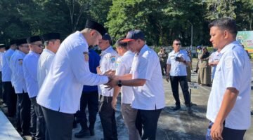 Bupati Halsel Bassam Kasuba usai memimpin apel perdana pasca lebaran dilanjutkan dengan Halal bihalal yang berlangsung hangat dan penuh keakraban. || dok : Ridal/Kasedata