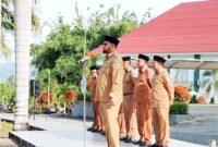 Bupati Halsel Bassam Kasuba saat memimpin apel gabungan di halaman Kantor Bupati, Senin (2/3/2026).