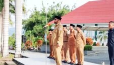 Bupati Halsel Bassam Kasuba saat memimpin apel gabungan di halaman Kantor Bupati, Senin (2/3/2026).