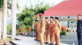 Bupati Halsel Bassam Kasuba saat memimpin apel gabungan di halaman Kantor Bupati, Senin (2/3/2026).