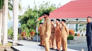 Bupati Halsel Bassam Kasuba saat memimpin apel gabungan di halaman Kantor Bupati, Senin (2/3/2026).