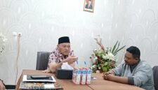 Pertemuan ketua KONI Malut di, Kelurahan Takoma, Kota Ternate. Pertemuan ini turut dihadiri sekretaris dan bendahara KONI serta perwakilan pengurus TI dari lima Kabupaten/Kota