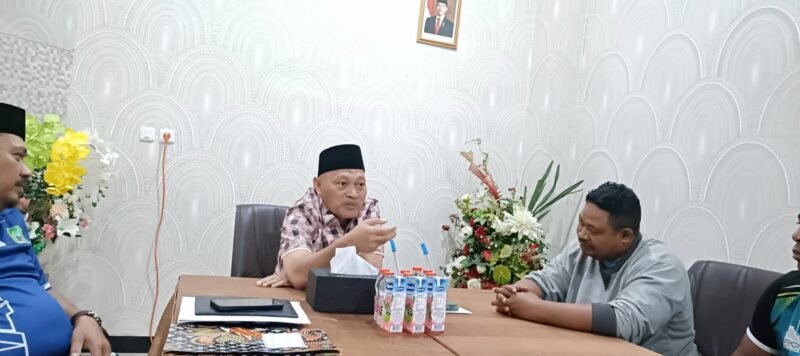 Pertemuan ketua KONI Malut di, Kelurahan Takoma, Kota Ternate. Pertemuan ini turut dihadiri sekretaris dan bendahara KONI serta perwakilan pengurus TI dari lima Kabupaten/Kota