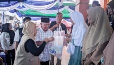Founder Nasab Foundation, Nasri Abubakar, saat memberikan bantuan paket sembako kepada penerima [Foto : sukarsi/kasedata]