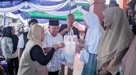 Founder Nasab Foundation, Nasri Abubakar, saat memberikan bantuan paket sembako kepada penerima [Foto : sukarsi/kasedata]