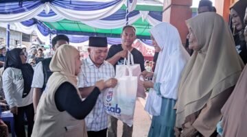 Founder Nasab Foundation, Nasri Abubakar, saat memberikan bantuan paket sembako kepada penerima [Foto : sukarsi/kasedata]