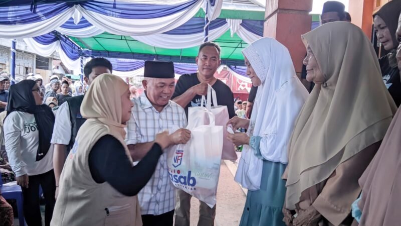 Founder Nasab Foundation, Nasri Abubakar, saat memberikan bantuan paket sembako kepada penerima [Foto : sukarsi/kasedata]