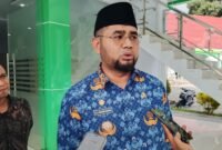 Bupati Halsel Bassam Kasuba saat diwawancarai [Foto : ridal/kasedata]