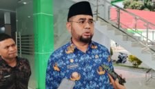 Bupati Halsel Bassam Kasuba saat diwawancarai [Foto : ridal/kasedata]