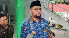 Bupati Halsel Bassam Kasuba saat diwawancarai [Foto : ridal/kasedata]