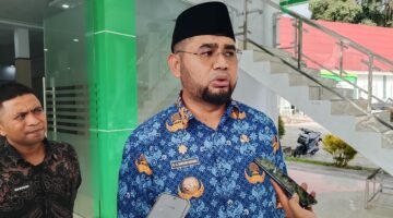 Bupati Halsel Bassam Kasuba saat diwawancarai [Foto : ridal/kasedata]