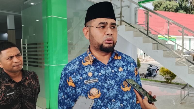 Bupati Halsel Bassam Kasuba saat diwawancarai [Foto : ridal/kasedata]