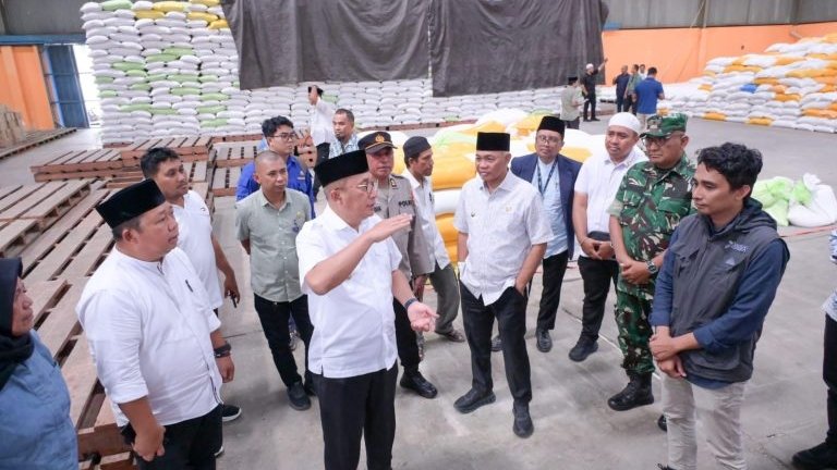 Wali Kota Ternate bersama TPID saat melakukan sidak di salah satu distributor pangan [dok : kasedata]