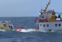Kapal rute Bitung-Ternate KM Garda Nusantara 17, saat dihantam badai lau di perairan Batang Dua [dok : kasedata]