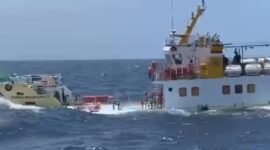 Kapal rute Bitung-Ternate KM Garda Nusantara 17, saat dihantam badai lau di perairan Batang Dua [dok : kasedata]