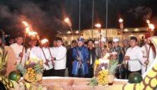 Pemerintah Kota Ternate bersama Kesultanan Ternate saat menggelar prosesi adat Festival Ela-Ela menyambut malam Lailatul Qadar [Foto : istimewa]