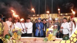 Pemerintah Kota Ternate bersama Kesultanan Ternate saat menggelar prosesi adat Festival Ela-Ela menyambut malam Lailatul Qadar [Foto : istimewa]