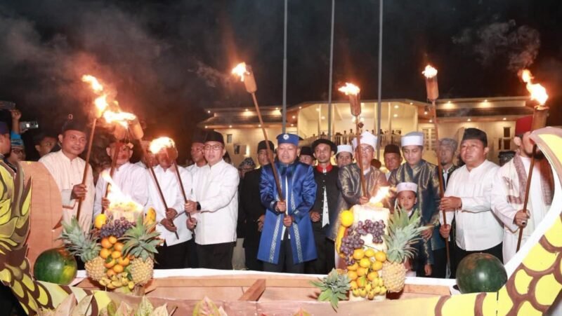 Pemerintah Kota Ternate bersama Kesultanan Ternate saat menggelar prosesi adat Festival Ela-Ela menyambut malam Lailatul Qadar [Foto : istimewa]