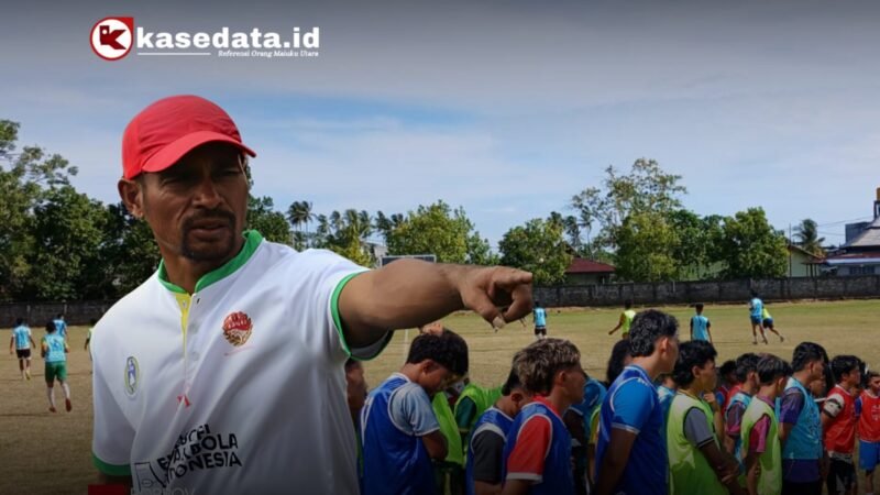 Seleksi pemain persiapan Porprov 2026 yang dipusatkan di Lapangan Ya-Anhar, Kelurahan Gambesi, Kota Ternate/Pelatih kepala Rudiyanto [dok : kasedata]