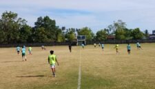 Proses seleksi pemain PSSI Ternate untuk pembentukan tim cabor sepak bola Porprov ke-V Maluku Utara di lapangan Ya-Anhar Gambesi [dok : kasedata]