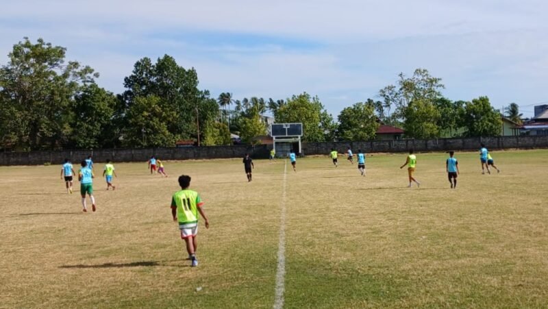 Proses seleksi pemain PSSI Ternate untuk pembentukan tim cabor sepak bola Porprov ke-V Maluku Utara di lapangan Ya-Anhar Gambesi [dok : kasedata]