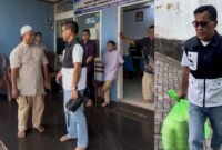 Ketua DPD PSI Kota Ternate, Jabar Abdul, bersama pengurus saat menyambangi panti asuhan untuk bernagi takji buka puasa [dok : kasedata]