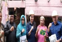 Gubernur Malut saat meluncurkan Program Penanganan 1.200 unit Rumah Tidak Layak Huni (RTLH) tahun 2026, di Kelurahan Maliaro, Kota Ternate. || dok : Ilham/Kasedata