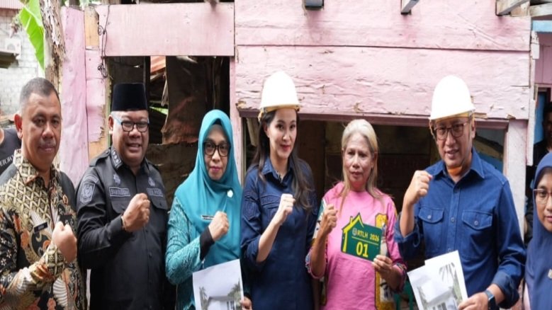 Gubernur Malut saat meluncurkan Program Penanganan 1.200 unit Rumah Tidak Layak Huni (RTLH) tahun 2026, di Kelurahan Maliaro, Kota Ternate. || dok : Ilham/Kasedata