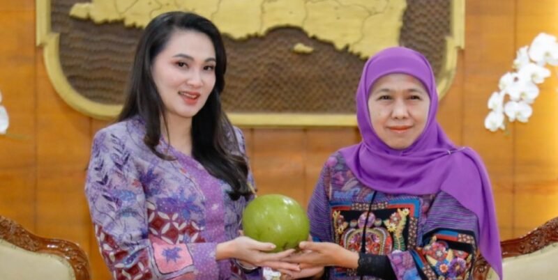 Gubernur Jawa Timur Khofifah Indar Parawansa menerima kunjungan kerja Gubernur Maluku Utara Sherly Tjoanda Laos di Gedung Negara Grahadi, Surabaya. || dok : Adpim Malut