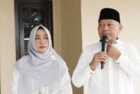 Wakil Gubernur Maluku Utara, Sarbin Sehe didampingi Ketua TP PKK Malut saat menyampaikan sambutan dalam acara open house yang dihadiri masyarakat setempat. || dok : Adpim Malut