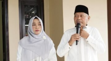 Wakil Gubernur Maluku Utara, Sarbin Sehe didampingi Ketua TP PKK Malut saat menyampaikan sambutan dalam acara open house yang dihadiri masyarakat setempat. || dok : Adpim Malut