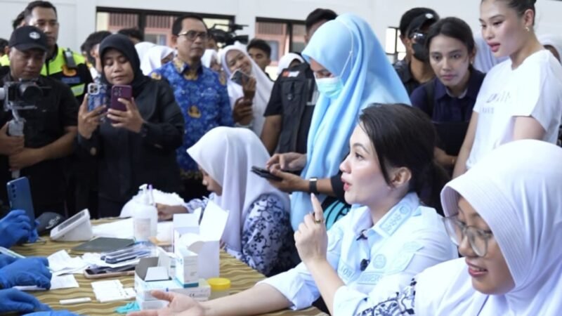 Gubernur Maluku Utara saat meninjau pemeriksaan kesehatan gratis (PGK) di SMA Negeri 5 Kota Ternate. || dok : Ilham/Kasedata