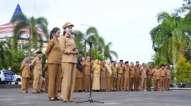 Gubernur Maluku Utara Sherly Tjoanda Laos saat memberikan arahan dalam apel pagi yang dihadiri seluruh ASN Pemprov. || dok : Kasedata.id