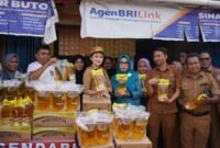 Gubernur Malut Sherly Tjoanda dan sejumlah OPD turun pantau distribusi minyak goreng subsidi di Pasar Galala, Sofifi. || dok : Ilham/Kasedata