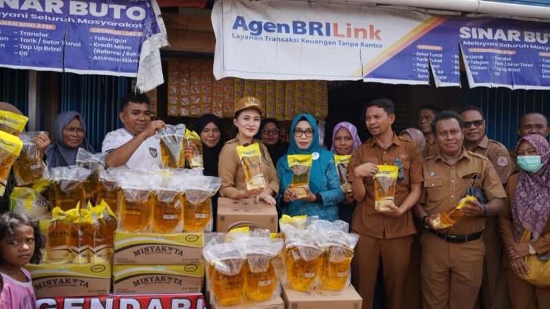 Gubernur Malut Sherly Tjoanda dan sejumlah OPD turun pantau distribusi minyak goreng subsidi di Pasar Galala, Sofifi. || dok : Ilham/Kasedata