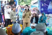 Gubernur Maluku Utara, Sherly Tjoanda saat menghadiri Gebyar Pasar Murah yang dilaksanakan di Terminal Pasar Dufa-dufa Kota Ternate. || dok : Ilham/Kasedata