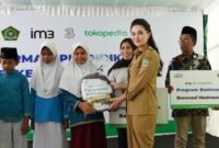 Gubernur Sherly Tjoanda saat menghadiri acara penyaluran bantuan program "Transformasi Pendidikan Berkelanjutan, Membangun Fasilitas Layak untuk Generasi Emas Maluku Utara". || dok : Ilham/Kasedata