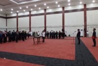 Sekretaris Daerah (Sekda) Provinsi Maluku Utara, Samsuddin Abd. Kadir saat mengambil sumpah dan pelantikan puluhan pejabat tinggi pratama, pejabat administrator dan kepala sekolah. || dok : Ilham/Kasedata