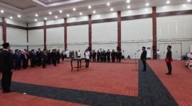 Sekretaris Daerah (Sekda) Provinsi Maluku Utara, Samsuddin Abd. Kadir saat mengambil sumpah dan pelantikan puluhan pejabat tinggi pratama, pejabat administrator dan kepala sekolah. || dok : Ilham/Kasedata