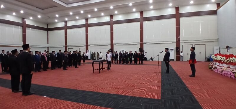 Sekretaris Daerah (Sekda) Provinsi Maluku Utara, Samsuddin Abd. Kadir saat mengambil sumpah dan pelantikan puluhan pejabat tinggi pratama, pejabat administrator dan kepala sekolah. || dok : Ilham/Kasedata