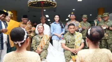 Wakil ketua satgas PKH, Letnan Jenderal Richard Tampubolon tiba di Kota Ternate. Kedatangannya juga di sambut Gubernur Maluku Utara Sherly Tjoanda. || dok : Humas/Adpim Malut